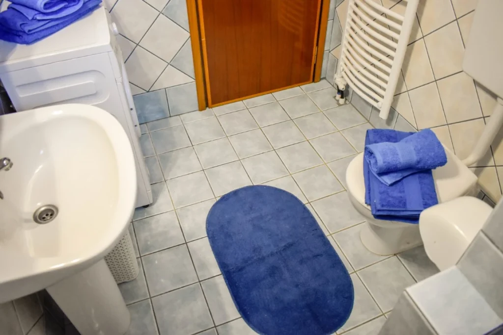 Bathroom with blue towels of Athos apartment